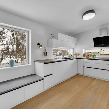 Kais Sauna, Jacuzzi, Cinema And Balcony House! Central Location Tromso Exterior photo