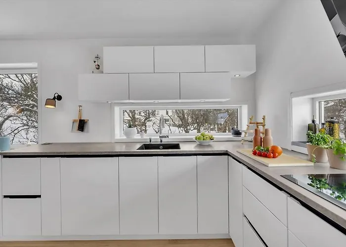 Kais Sauna, Jacuzzi, Cinema And Balcony House! Central Location