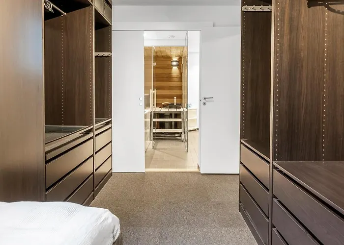 Kais Sauna, Jacuzzi, Cinema And Balcony House! Central Location