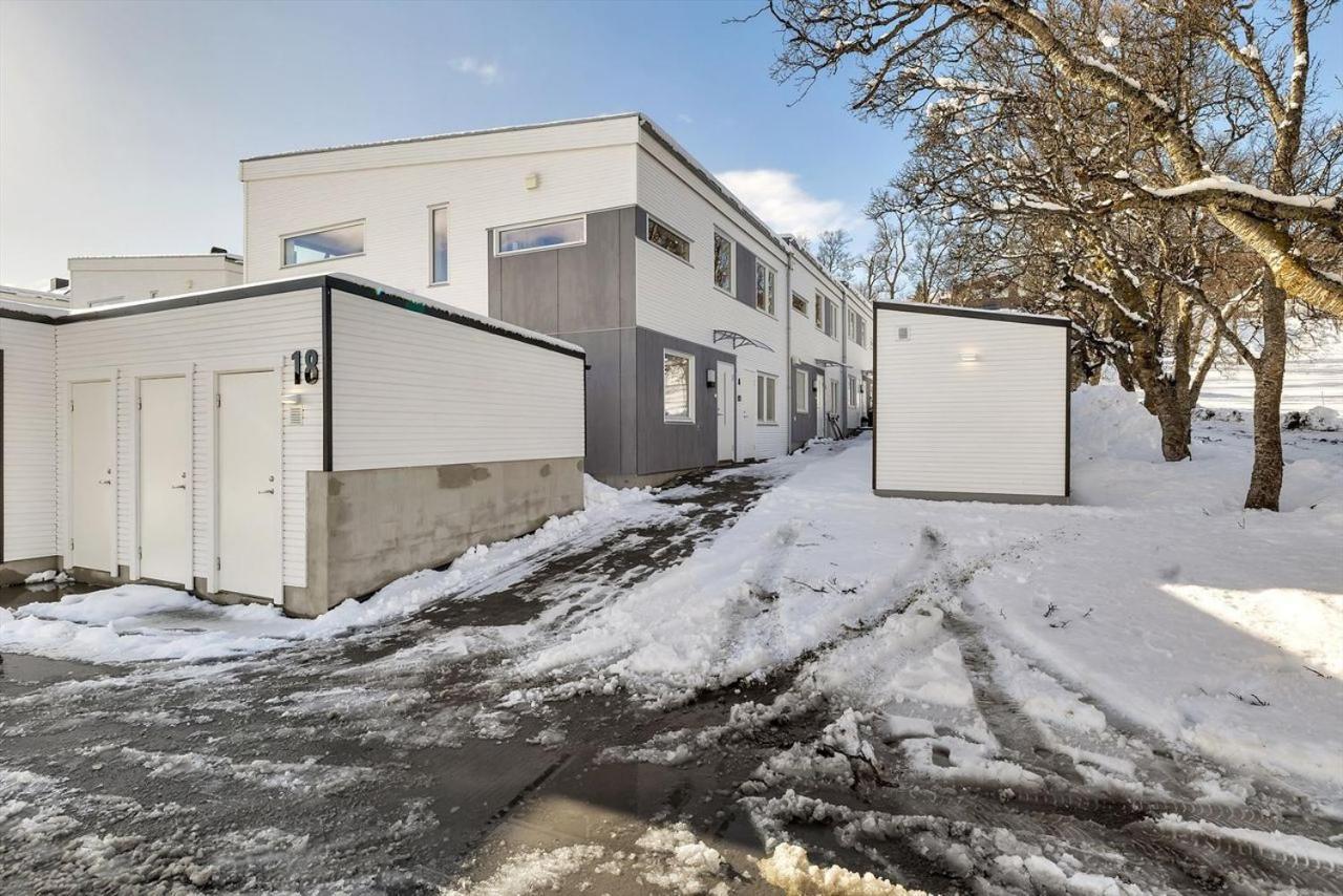 Kais Sauna, Jacuzzi, Cinema And Balcony House! Location Apartment *